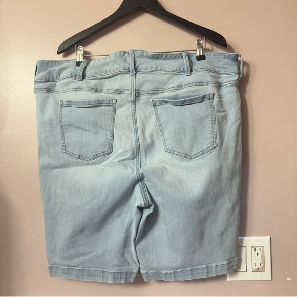 Torrid Lightwashed Denim Bermuda Shorts Women Size 24X - Picture 7 of 8